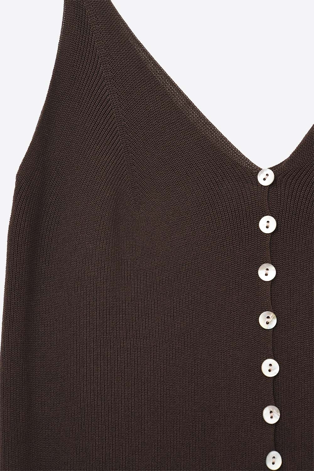 Top court boutonné en tricot marron