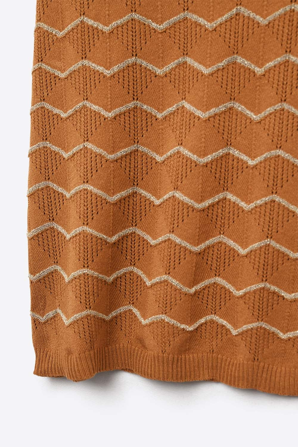 Pull Zigzag à col en V et manches tombantes en brun