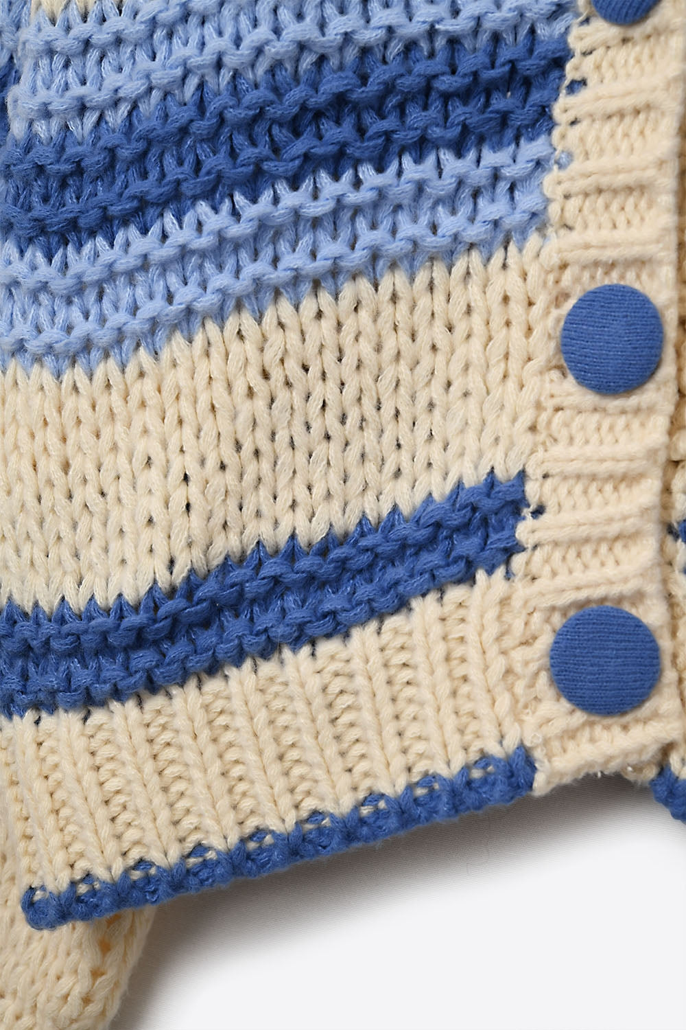 Cardigan en tricot épais à col en V rayé de bleu et de crème