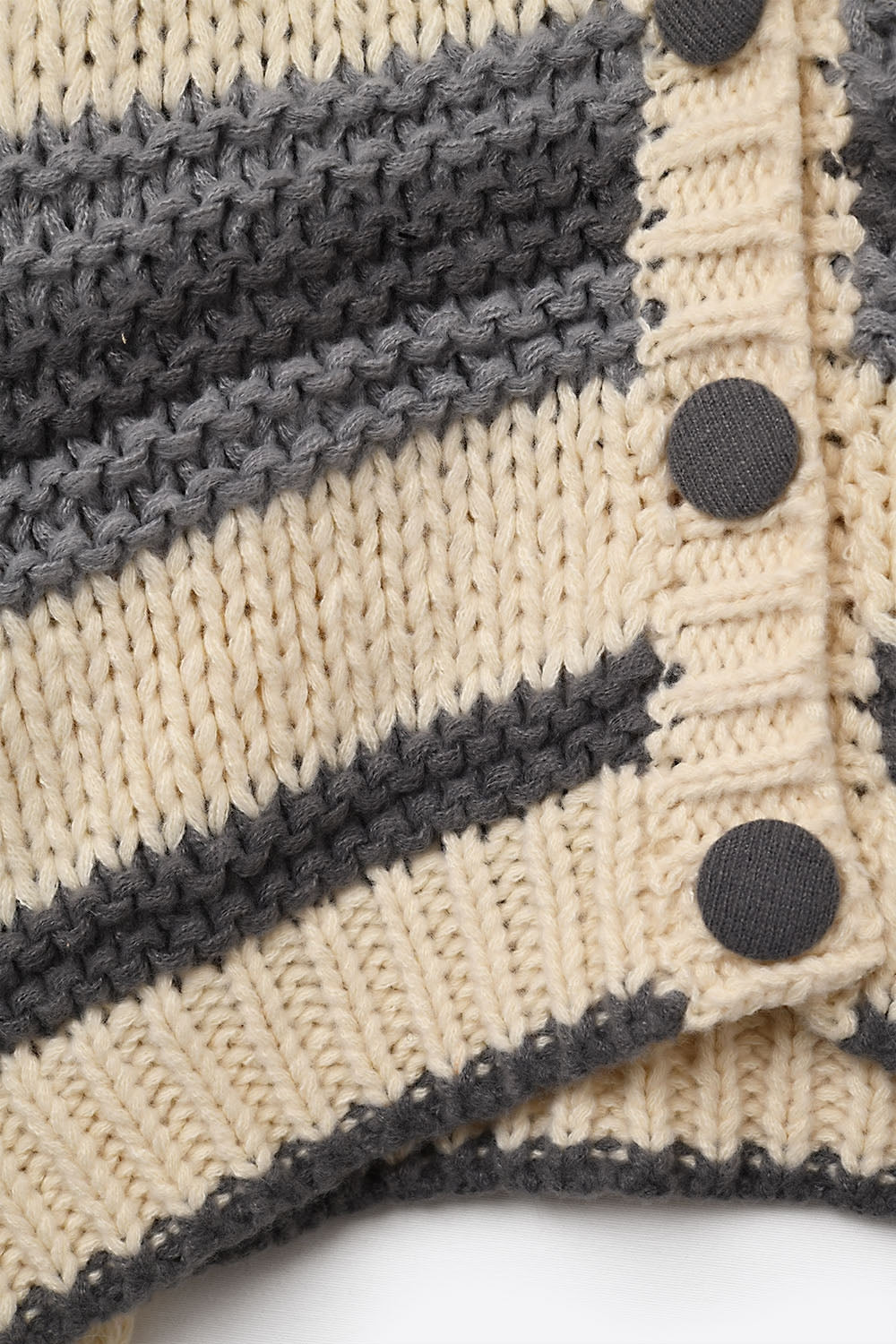 Cardigan en tricot épais à col en V rayé de gris et de crème