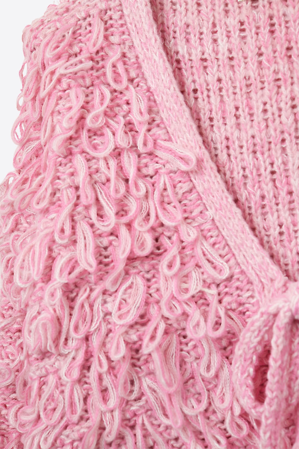 Cardigan croisé en maille épaisse rose avec col en V et fermeture à nouer sur le devant