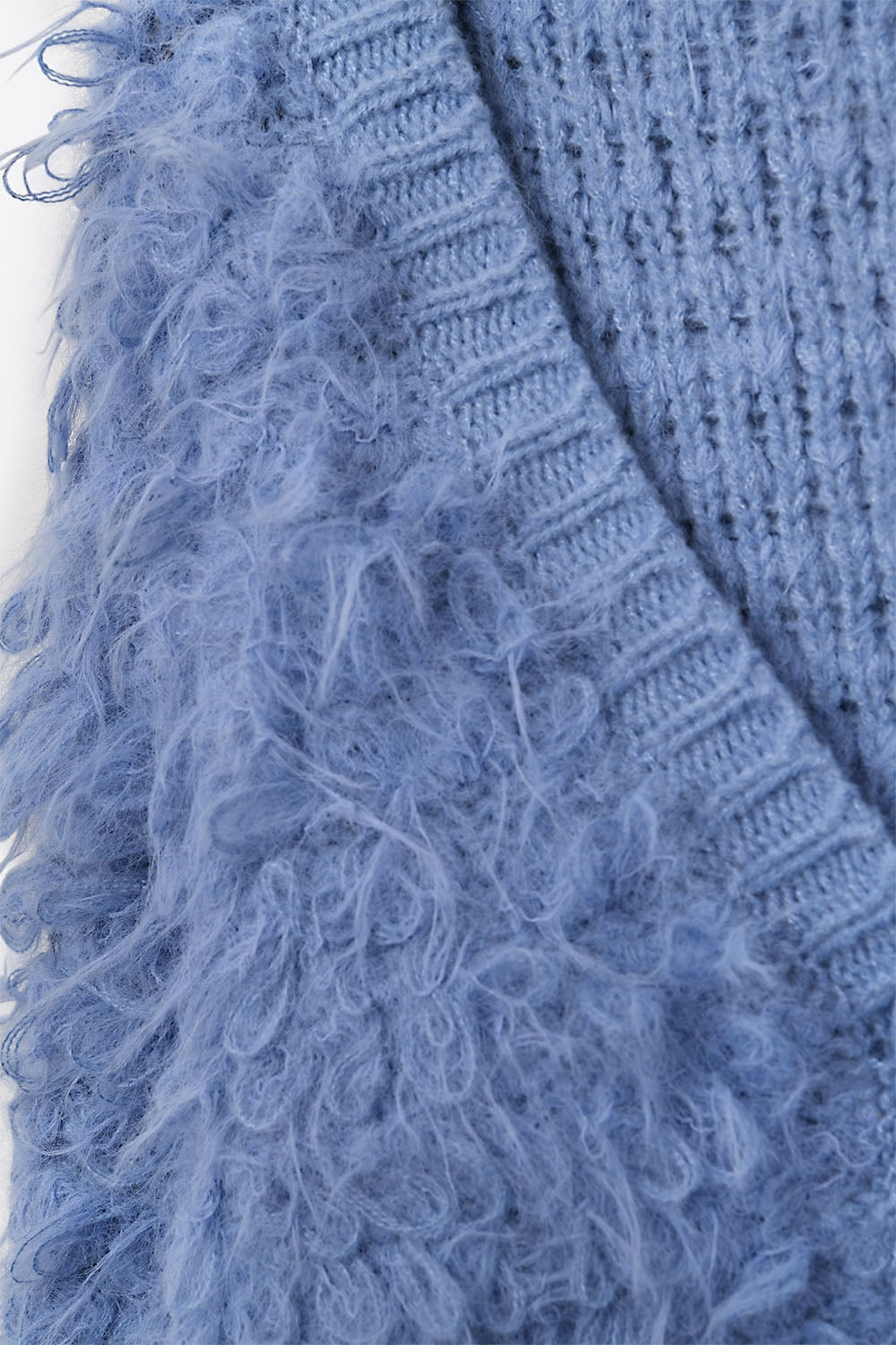 Cardigan en tricot doux de style chunky shag en bleu