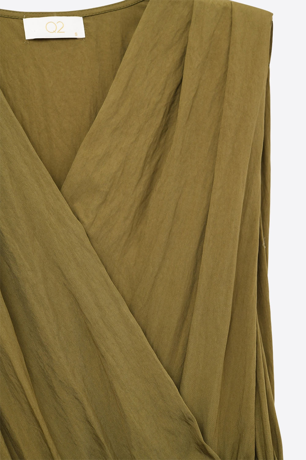 Combinaison drapée olive en tissu froissé
