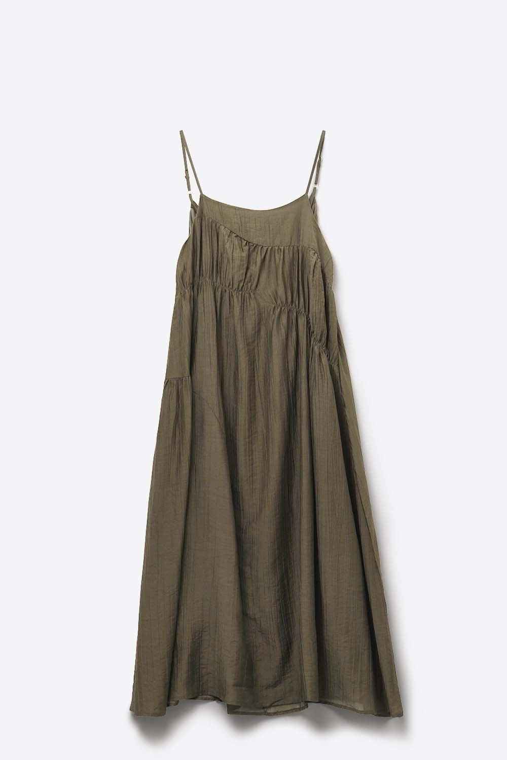 Robe midi kaki à fines bretelles et détails froissés
