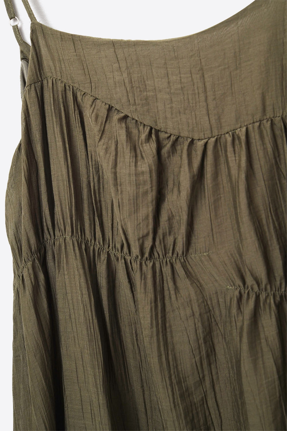 Robe midi kaki à fines bretelles et détails froissés