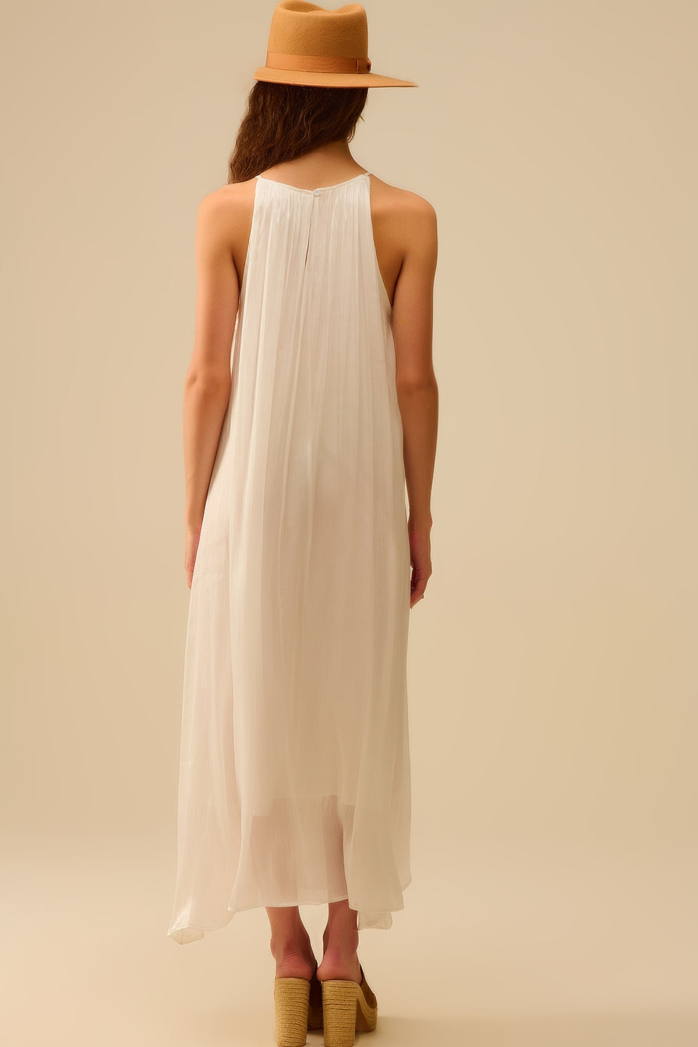 Robe longue dos nu plissée avec encolure en perles