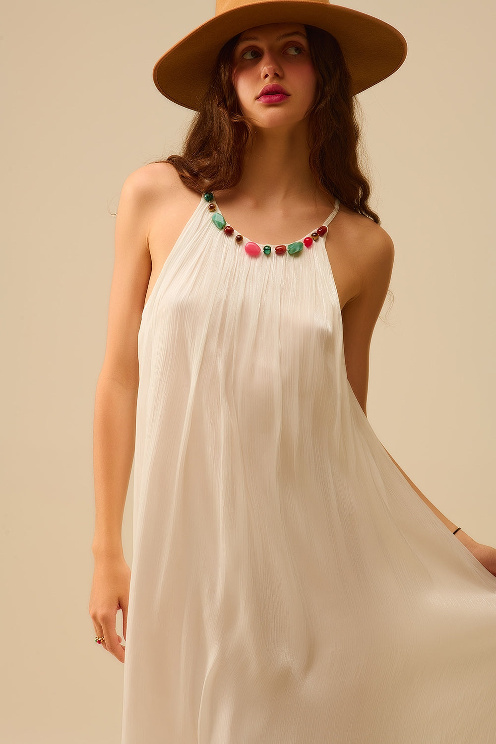 Robe longue dos nu plissée avec encolure en perles