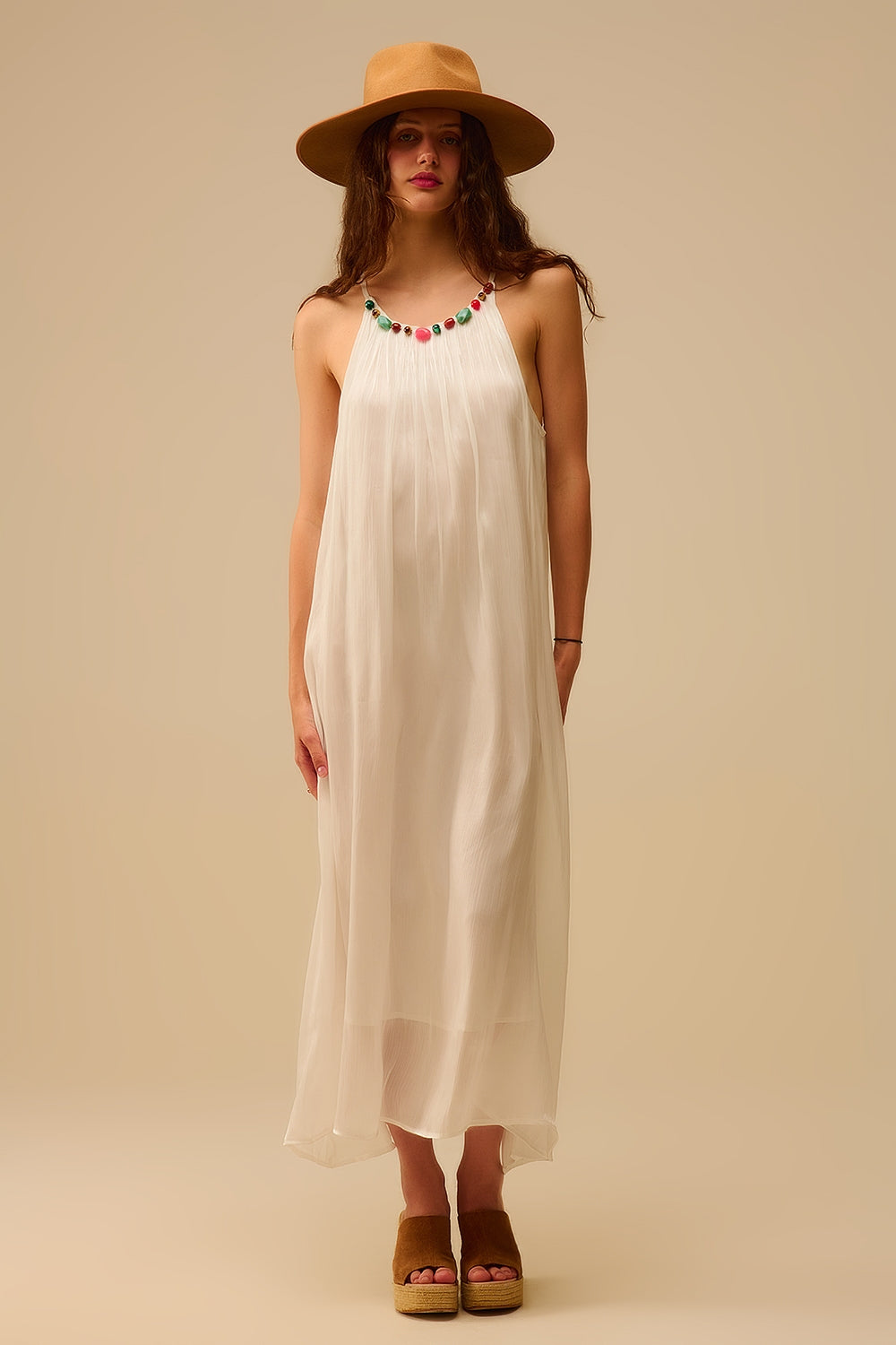 Robe longue dos nu plissée avec encolure en perles