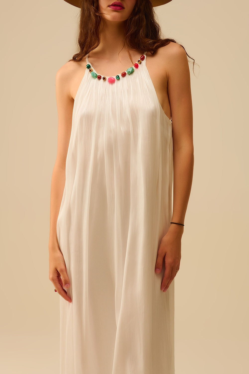Robe longue dos nu plissée avec encolure en perles
