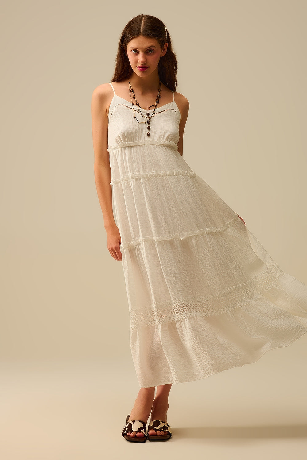Robe longue à pinces avec empiècements en dentelle en blanc