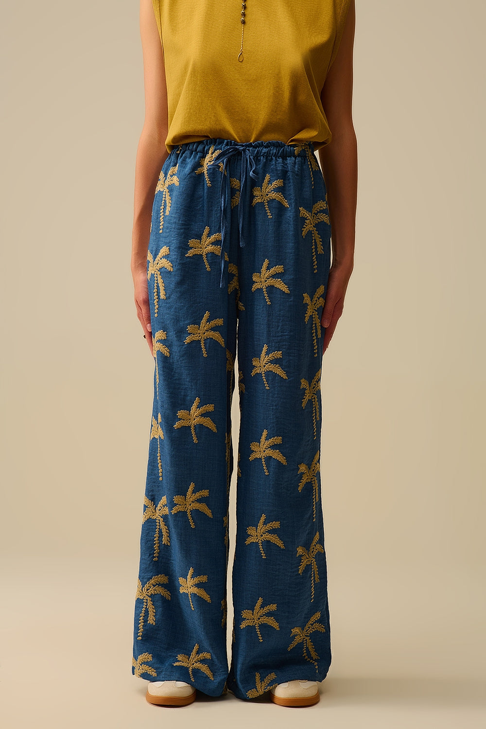 Pantalon large bleu avec broderie de palmier beige