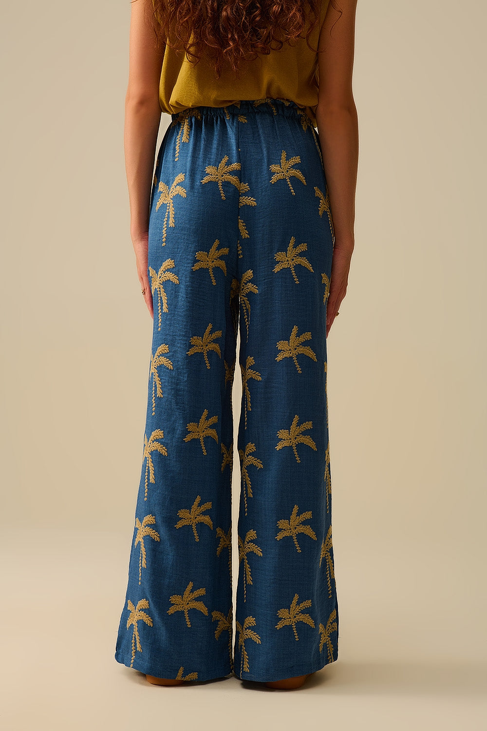 Pantalon large bleu avec broderie de palmier beige