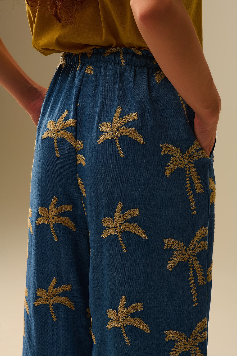 Pantalon large bleu avec broderie de palmier beige