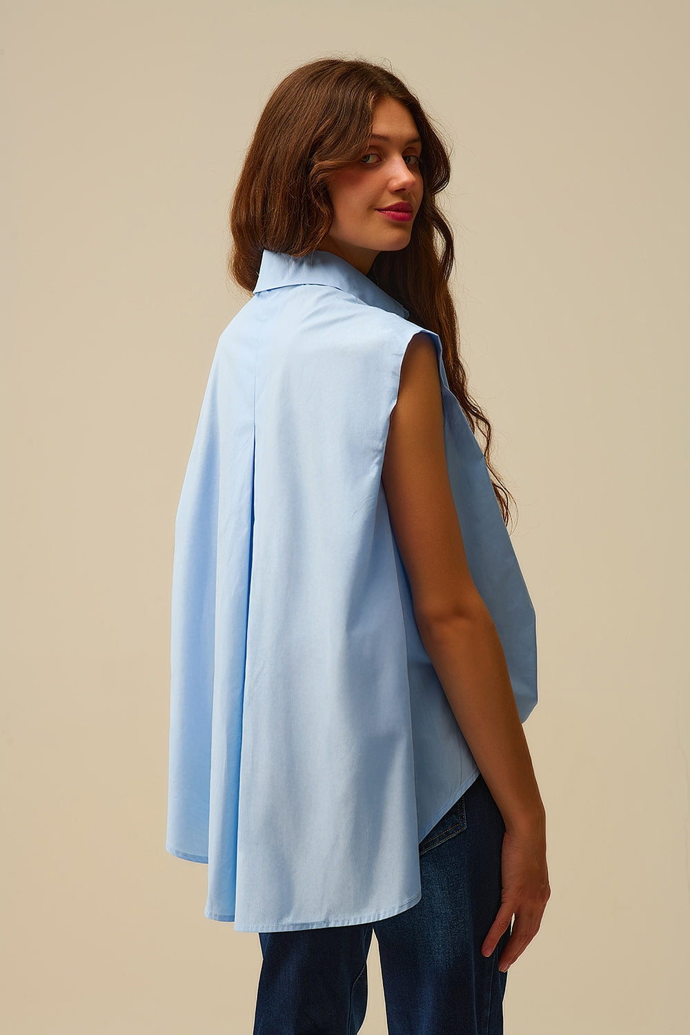 Chemisier bleu sans manches avec boutons en forme de cœur