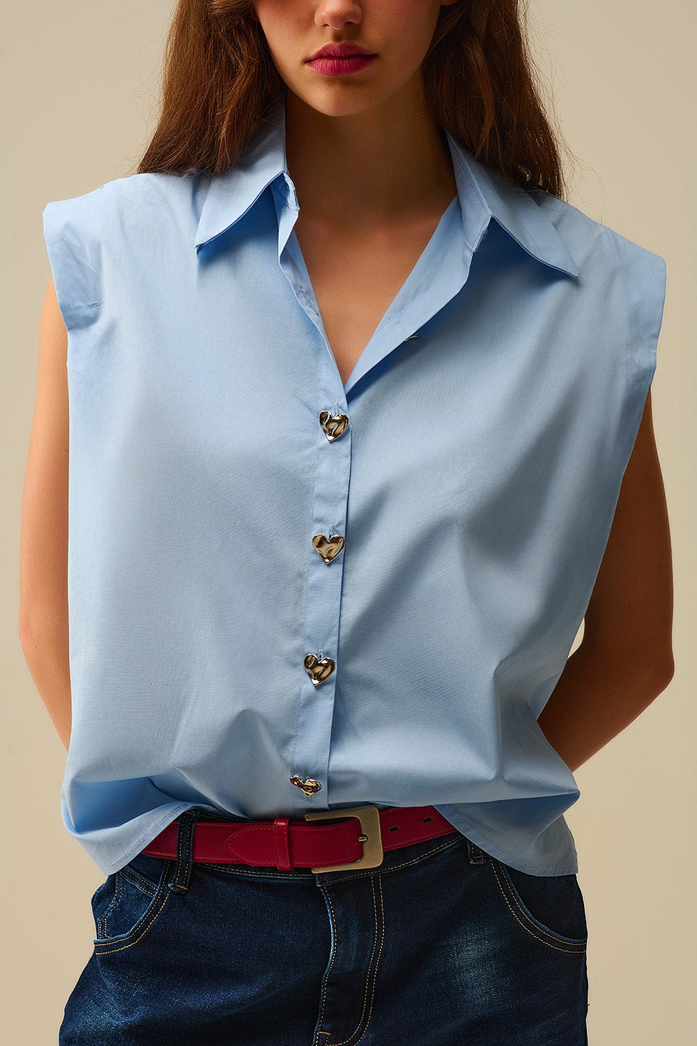 Chemisier bleu sans manches avec boutons en forme de cœur