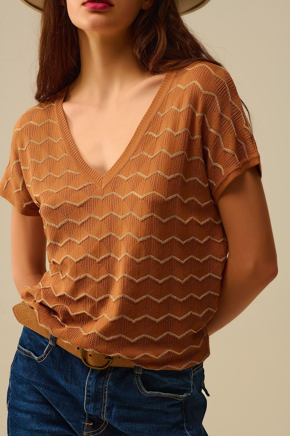 Pull Zigzag à col en V et manches tombantes en brun
