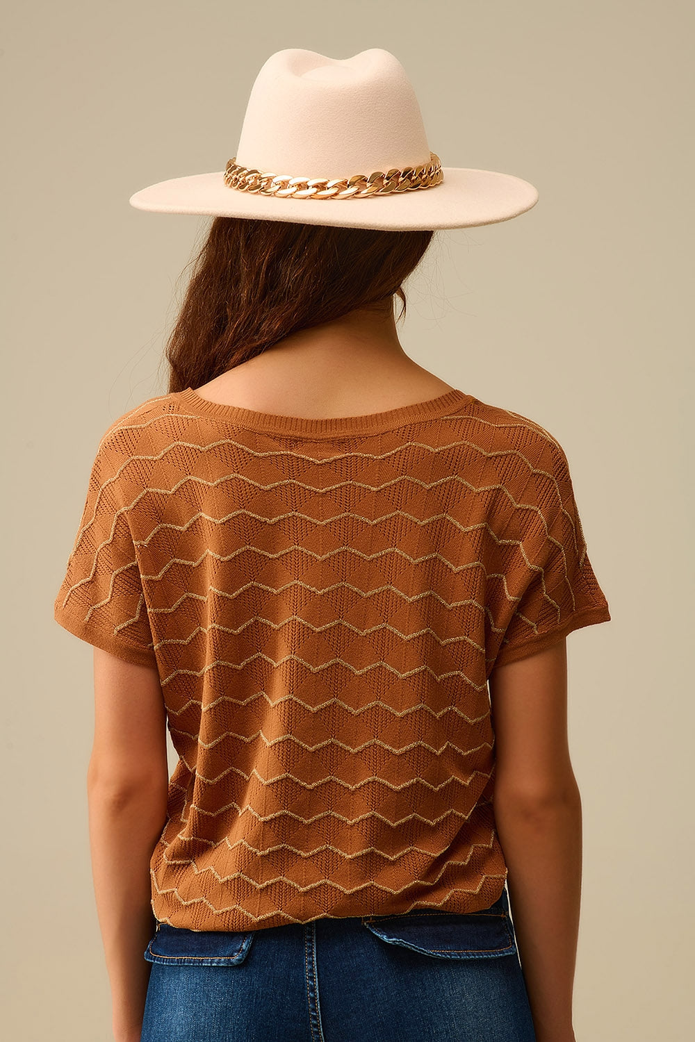 Pull Zigzag à col en V et manches tombantes en brun
