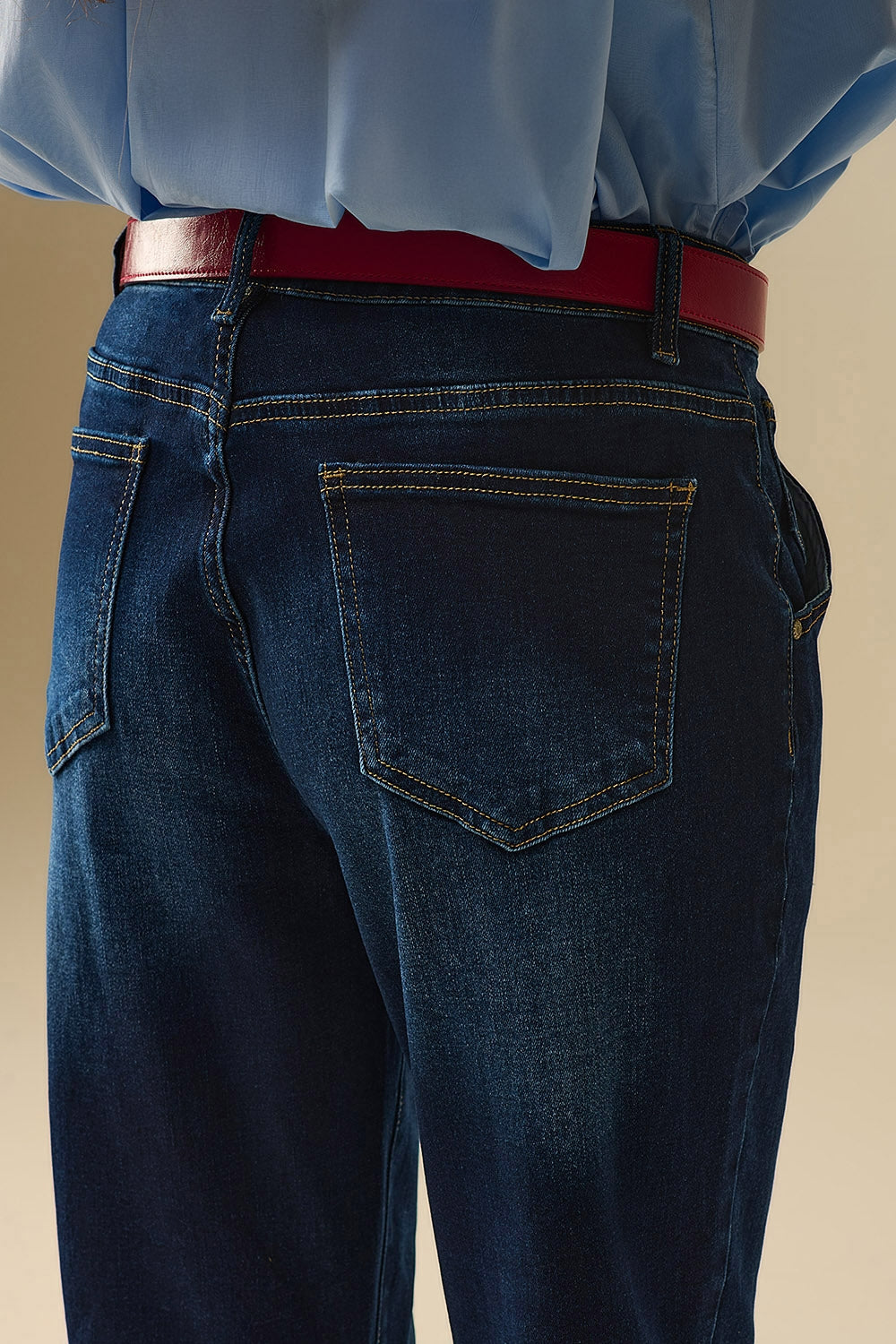 Jean foncé avec surpiqûres contrastées et ourlets à revers