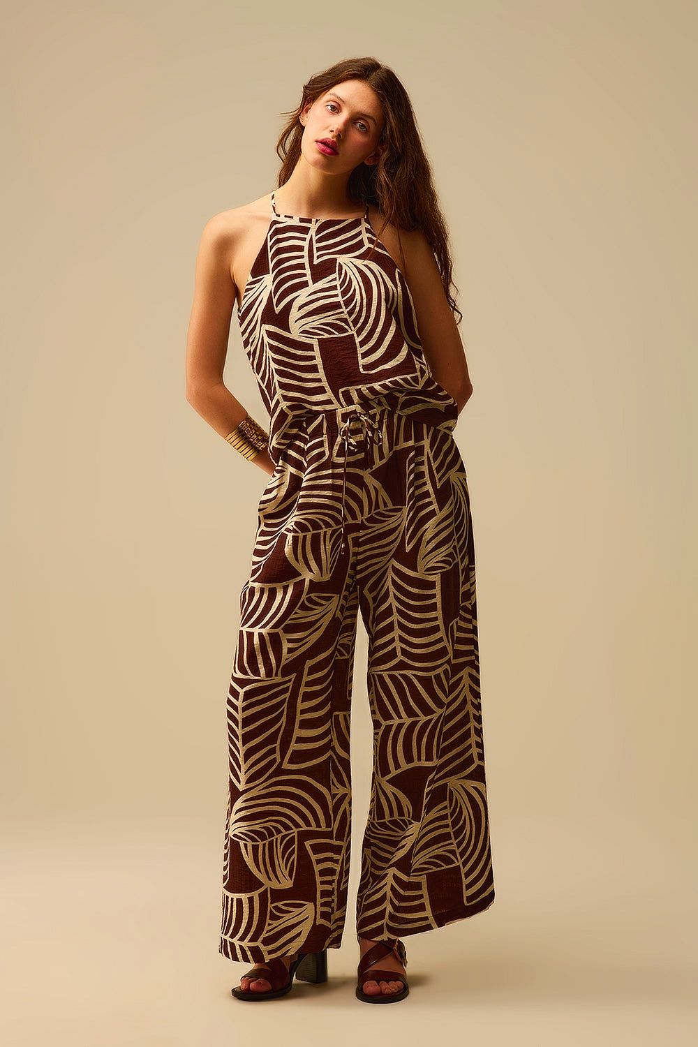 Pantalon large marron avec imprimé feuilles blanches