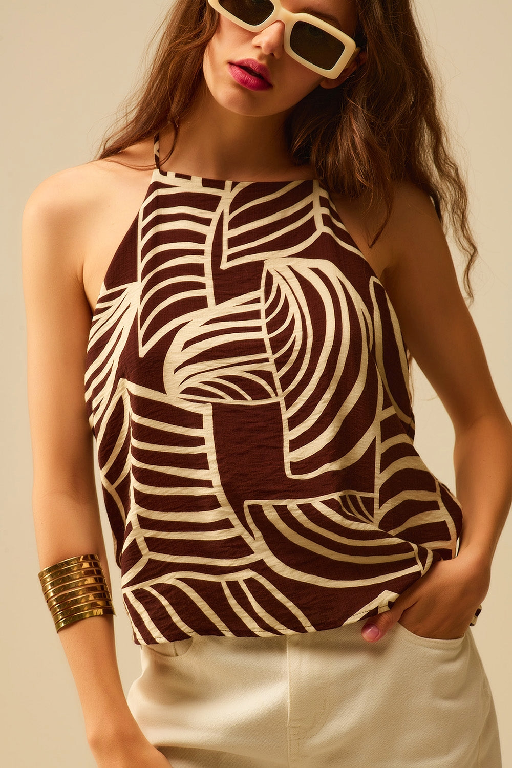 Top dos nu marron avec impression de feuilles blanches