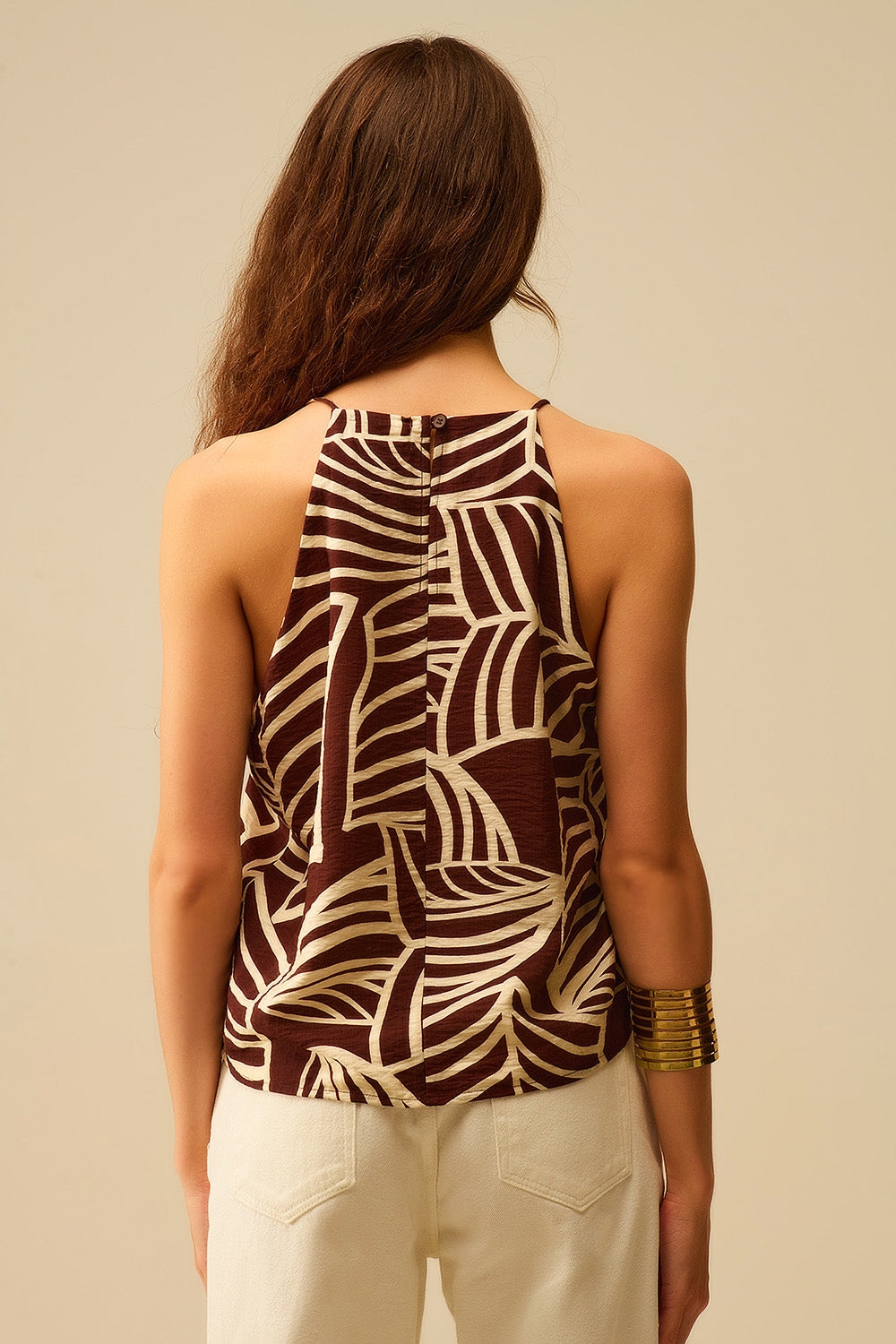 Top dos nu marron avec impression de feuilles blanches