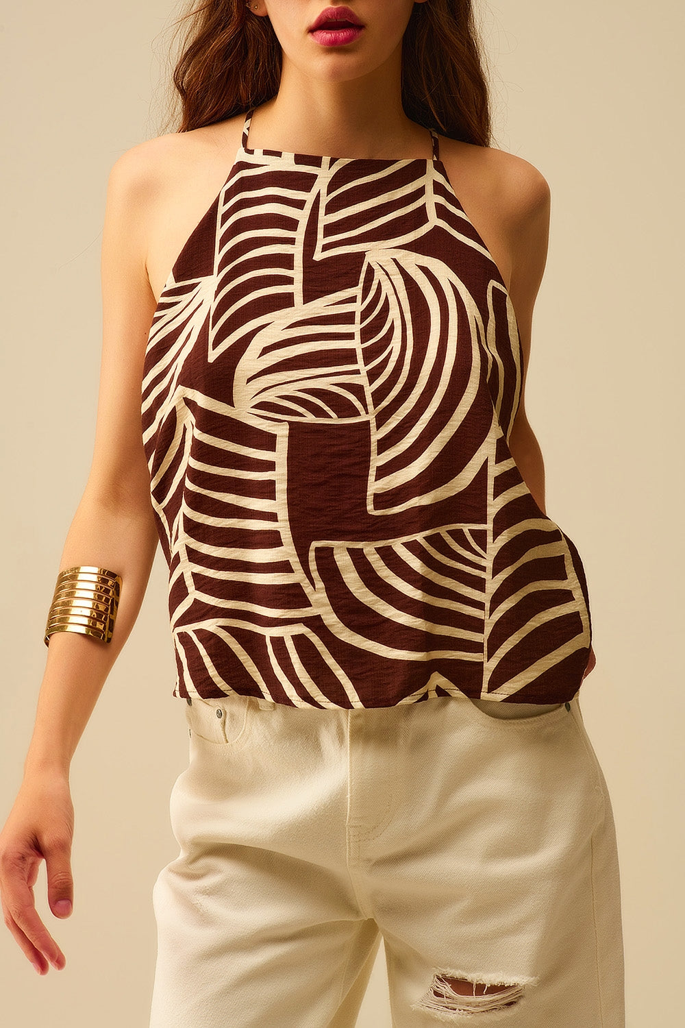 Top dos nu marron avec impression de feuilles blanches