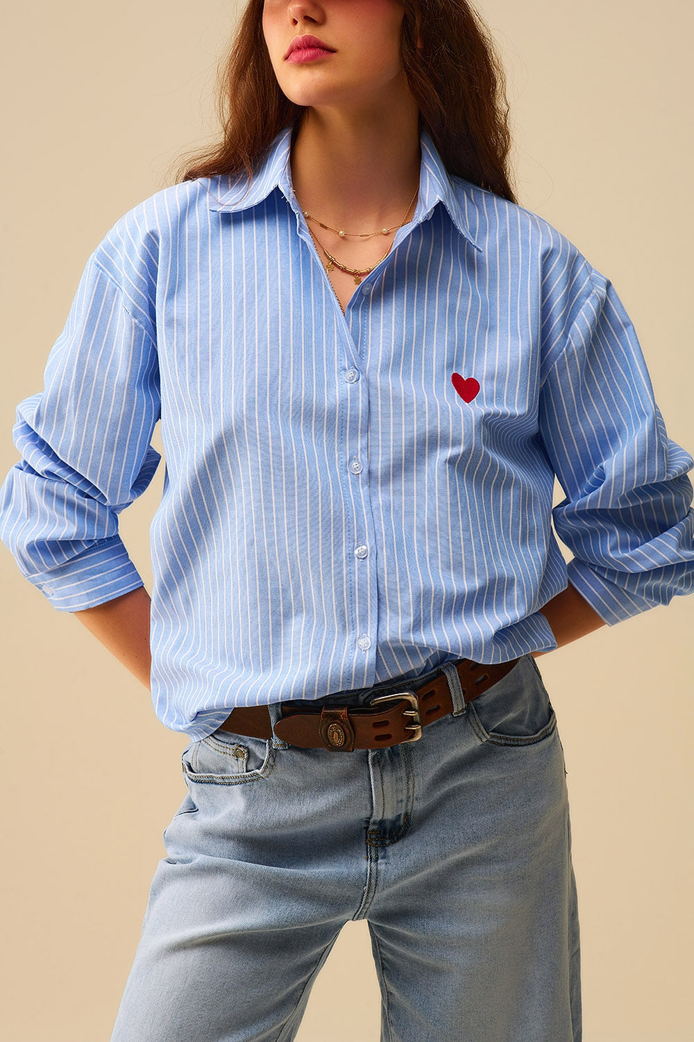 Chemise à rayures bleues avec broderie en forme de cœur rouge