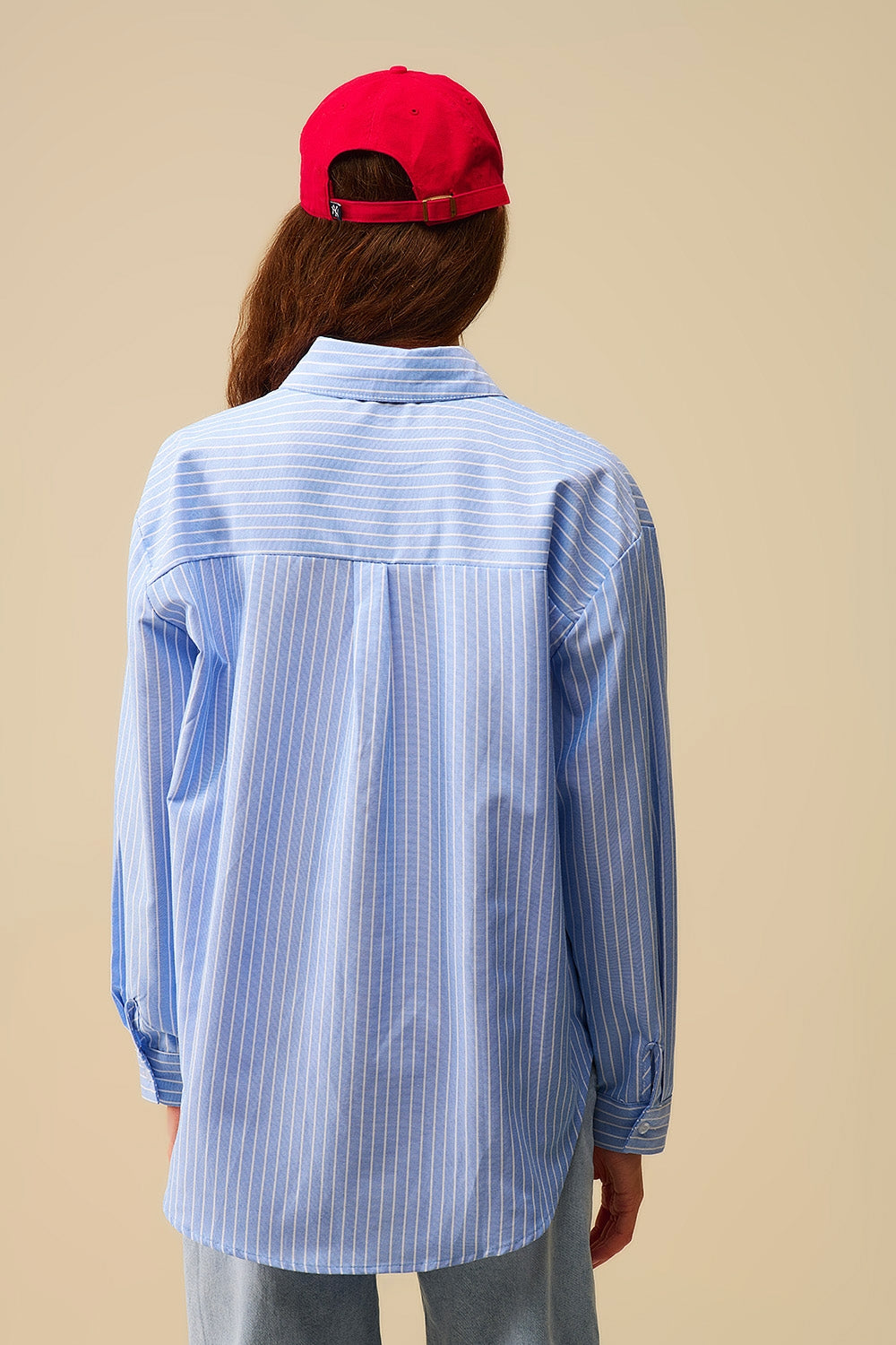 Chemise à rayures bleues avec broderie en forme de cœur rouge