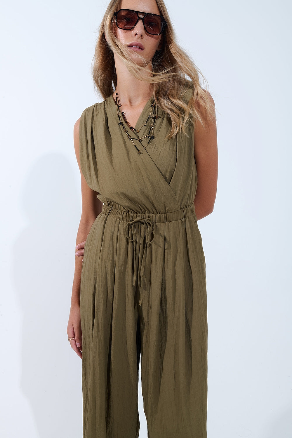 Combinaison drapée olive en tissu froissé