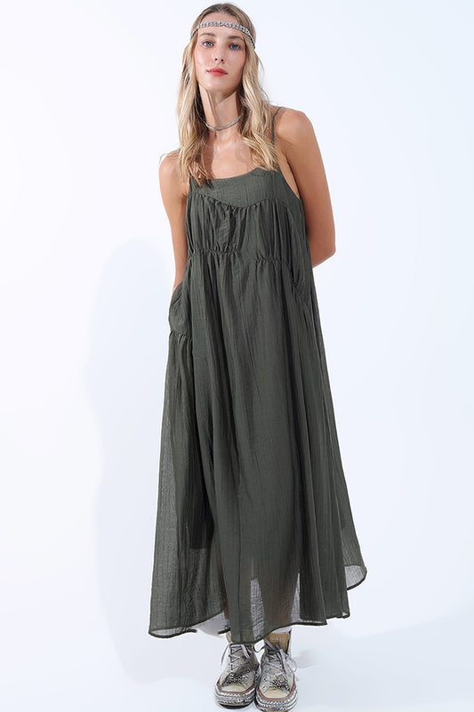Robe midi kaki à fines bretelles et détails froissés