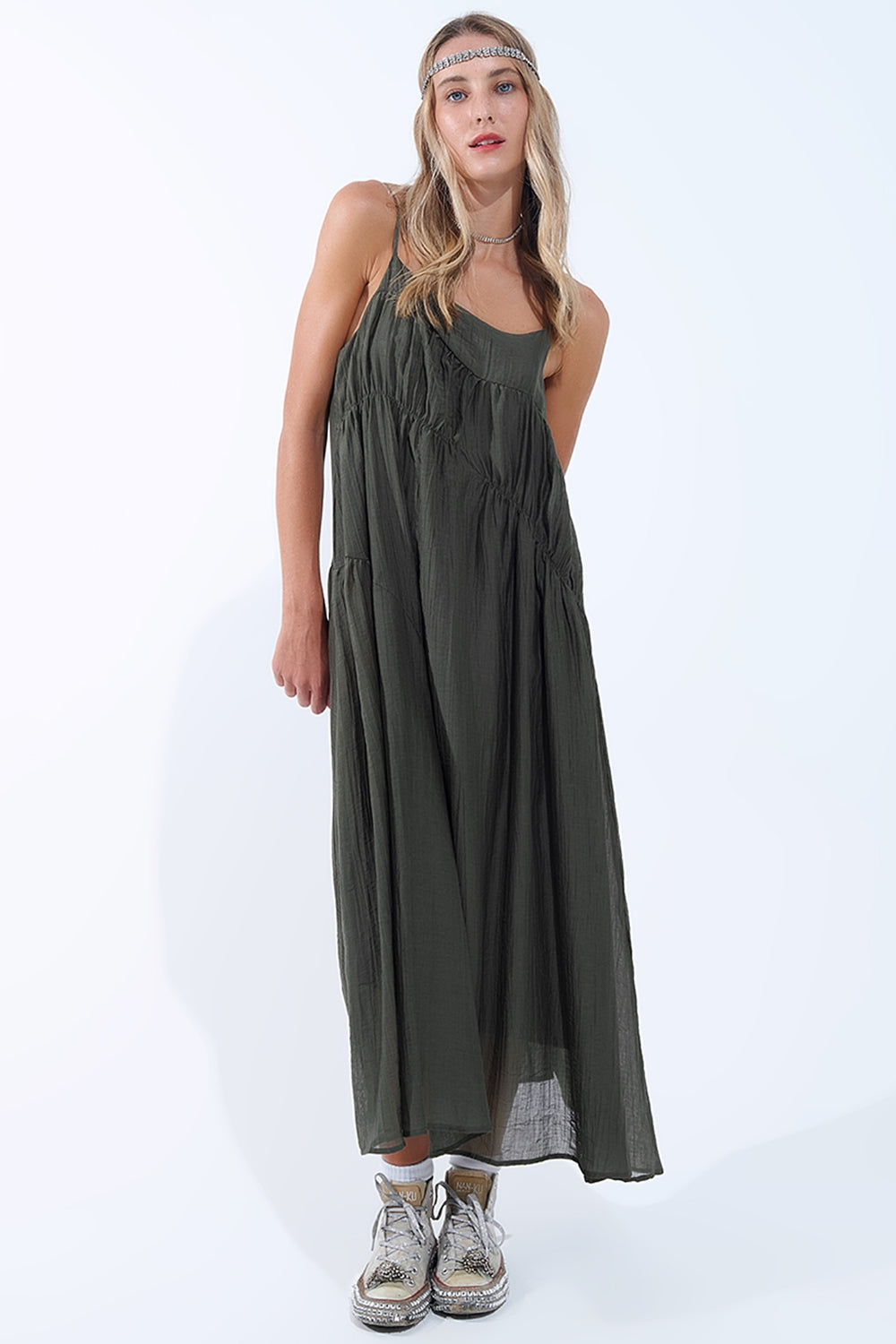 Robe midi kaki à fines bretelles et détails froissés