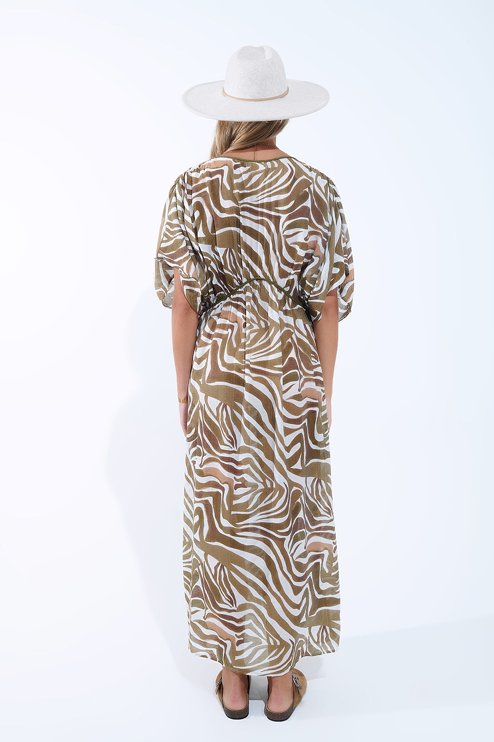 Robe longue fluide en mousseline de soie imprimé zèbre kaki avec cordon de serrage à la taille
