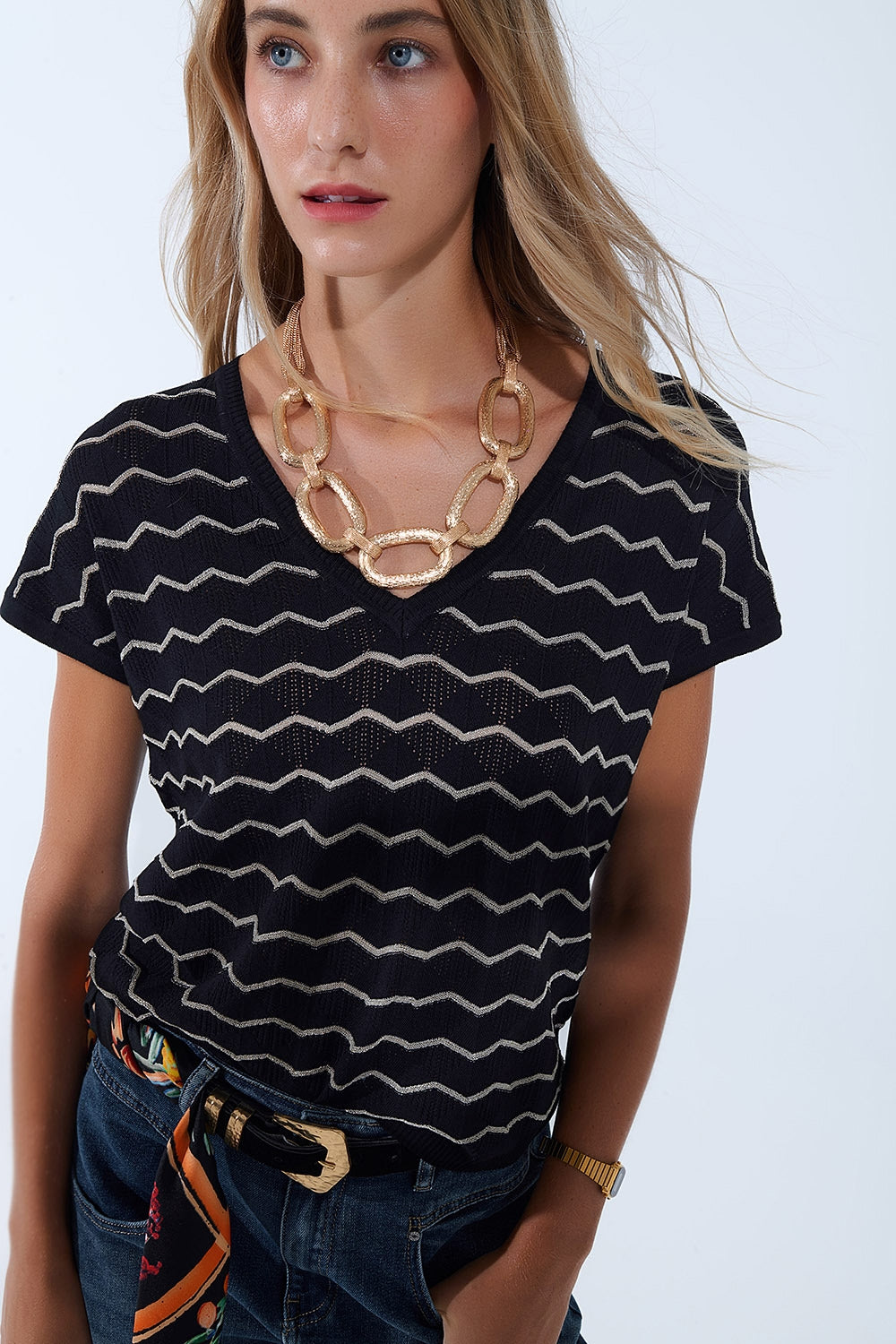 Pull Zigzag à col en V et manches tombantes en noir