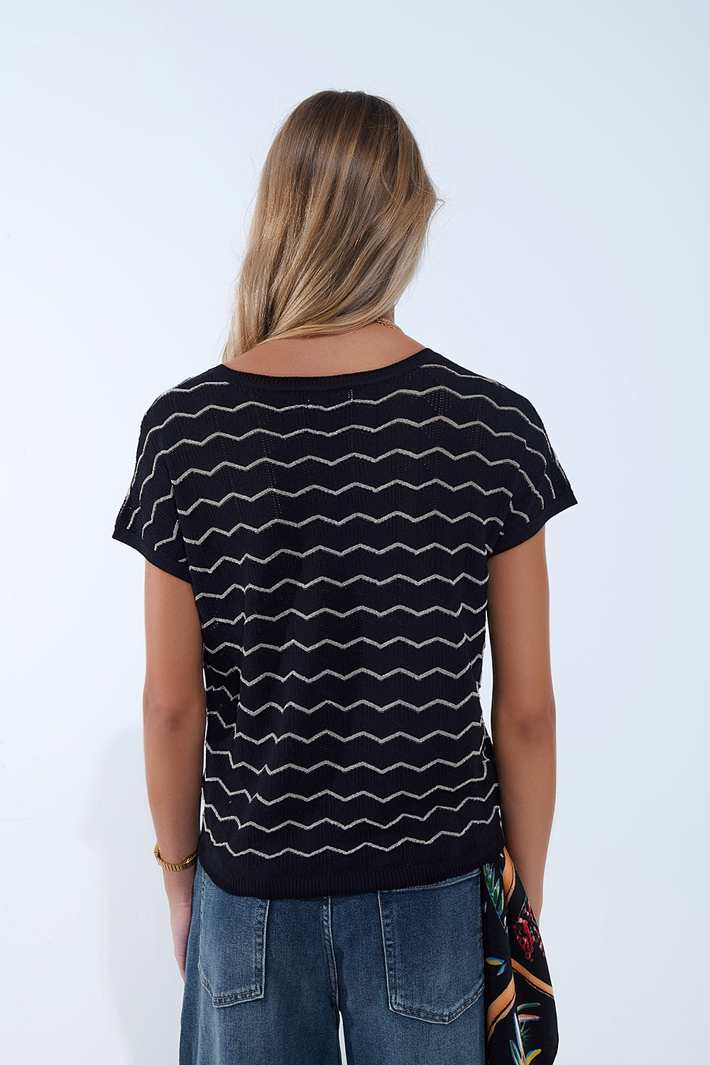Pull Zigzag à col en V et manches tombantes en noir