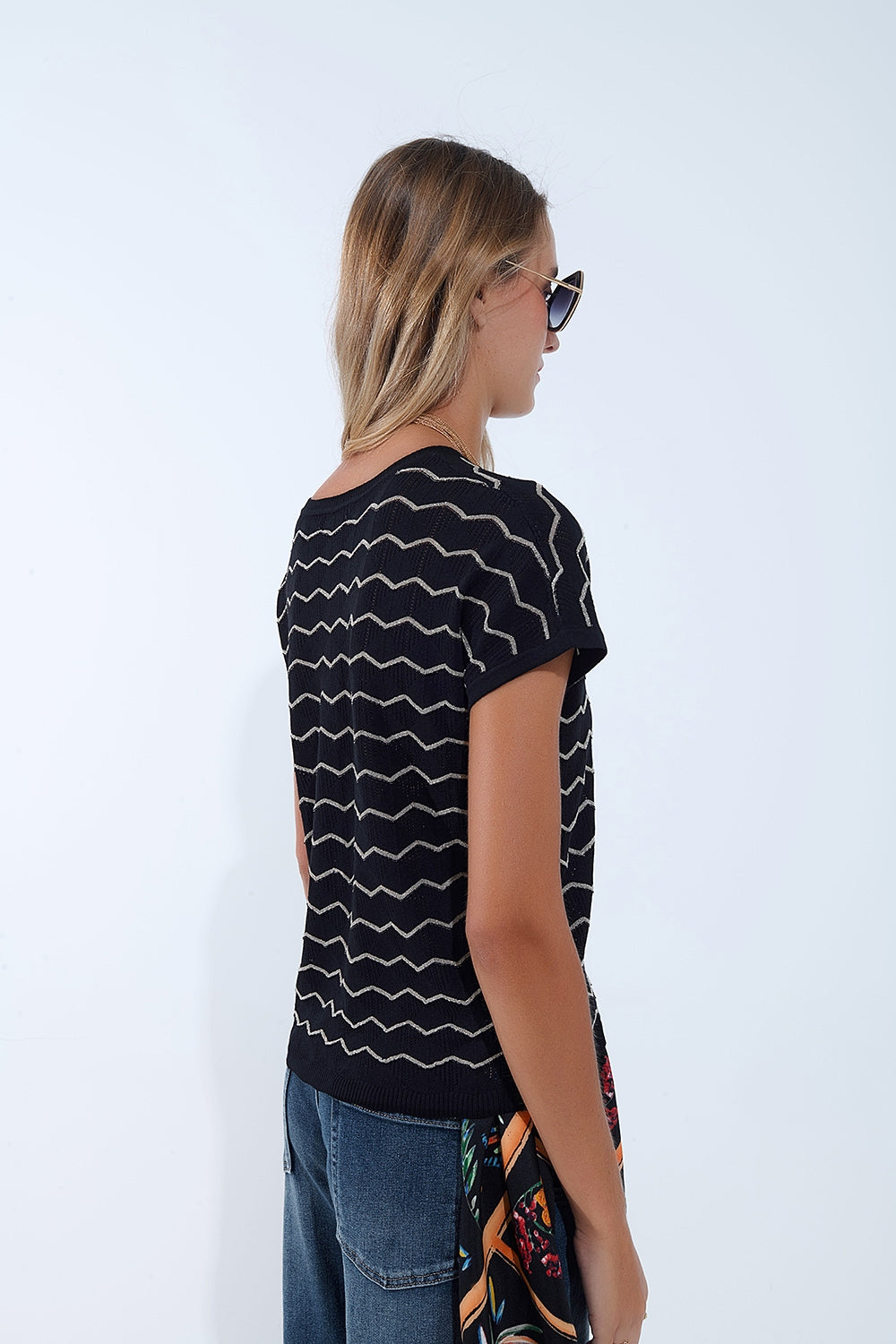 Pull Zigzag à col en V et manches tombantes en noir