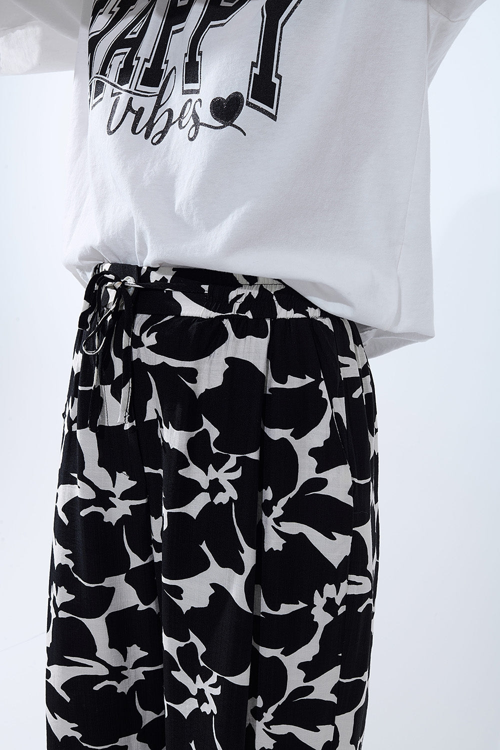 Pantalon droit à imprimé floral hawaïen en noir et blanc
