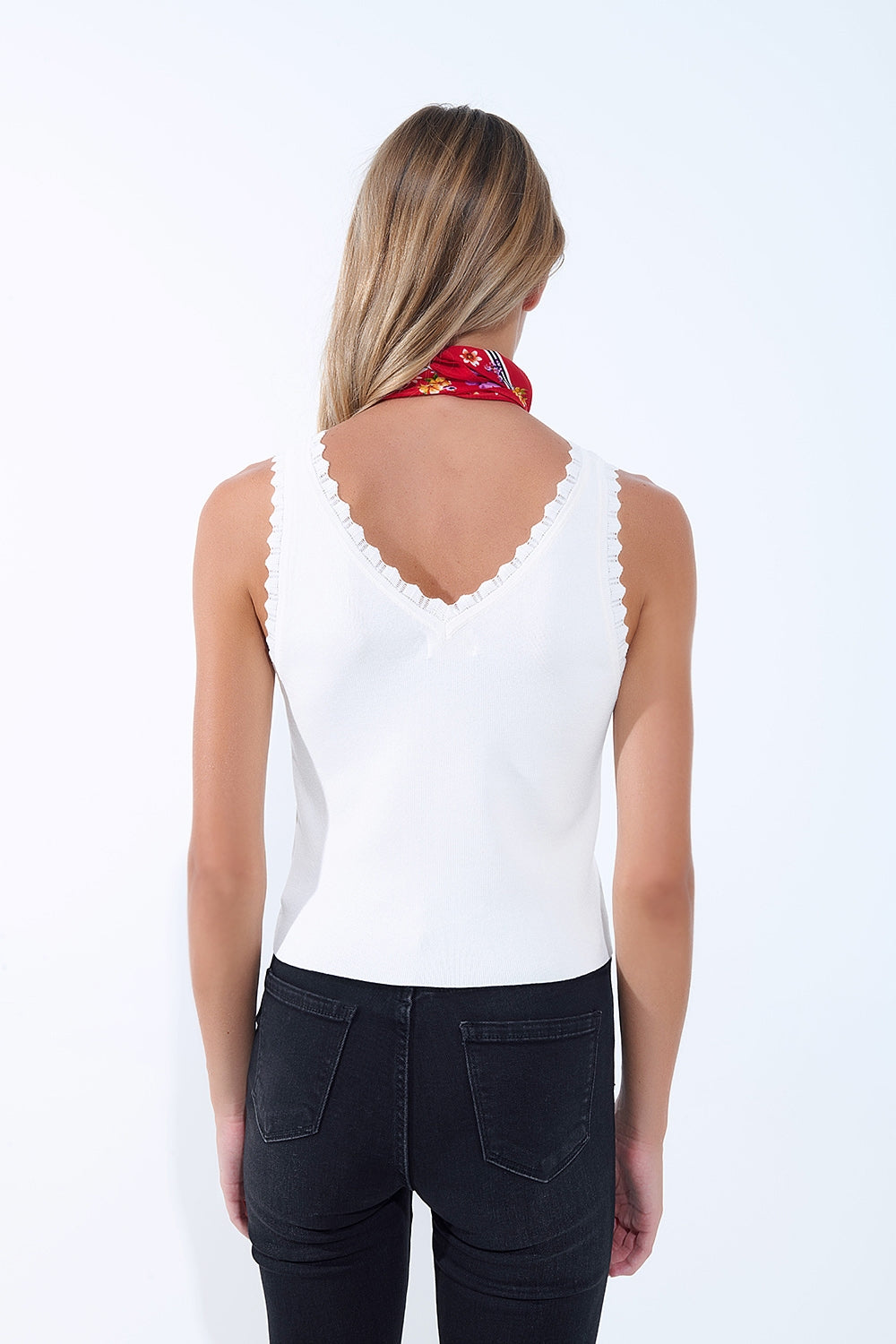 Top à col en V en tricot blanc avec bords festonnés