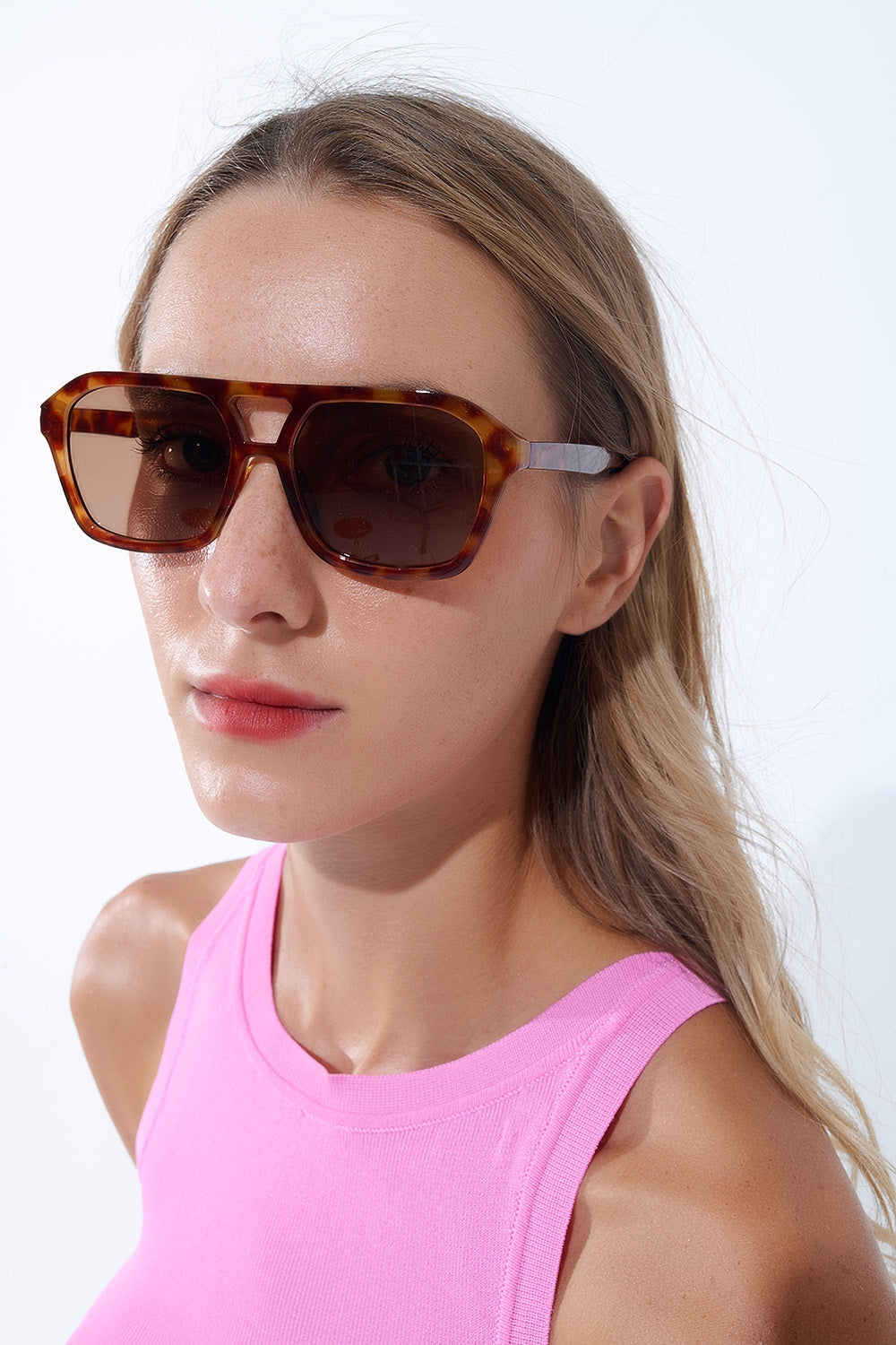 Lunettes de soleil rétro avec monture en écaille de tortue camel et verres noirs