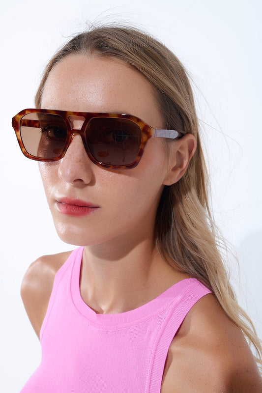 Lunettes de soleil rétro avec monture en écaille de tortue camel et verres noirs