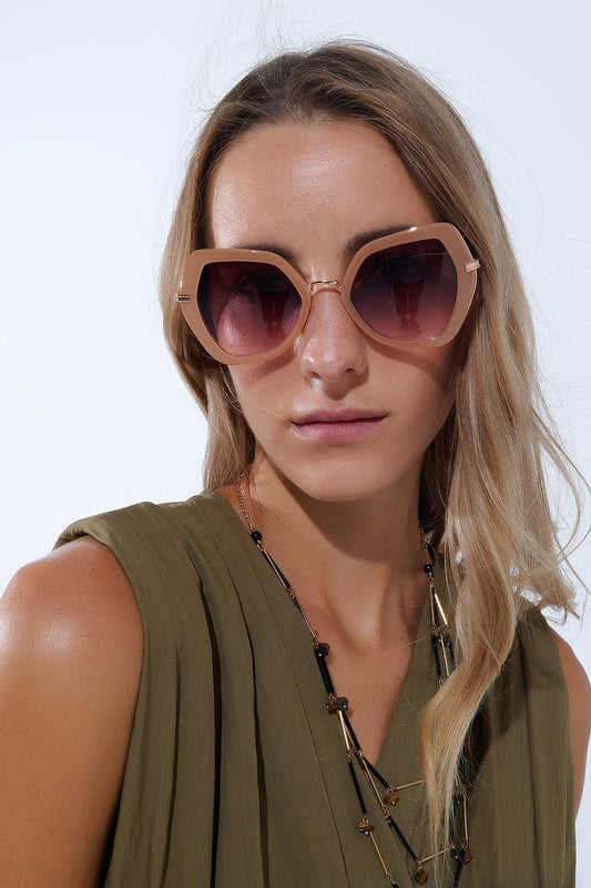 Lunettes de soleil extra-larges à monture hexagonale et yeux de chat en beige
