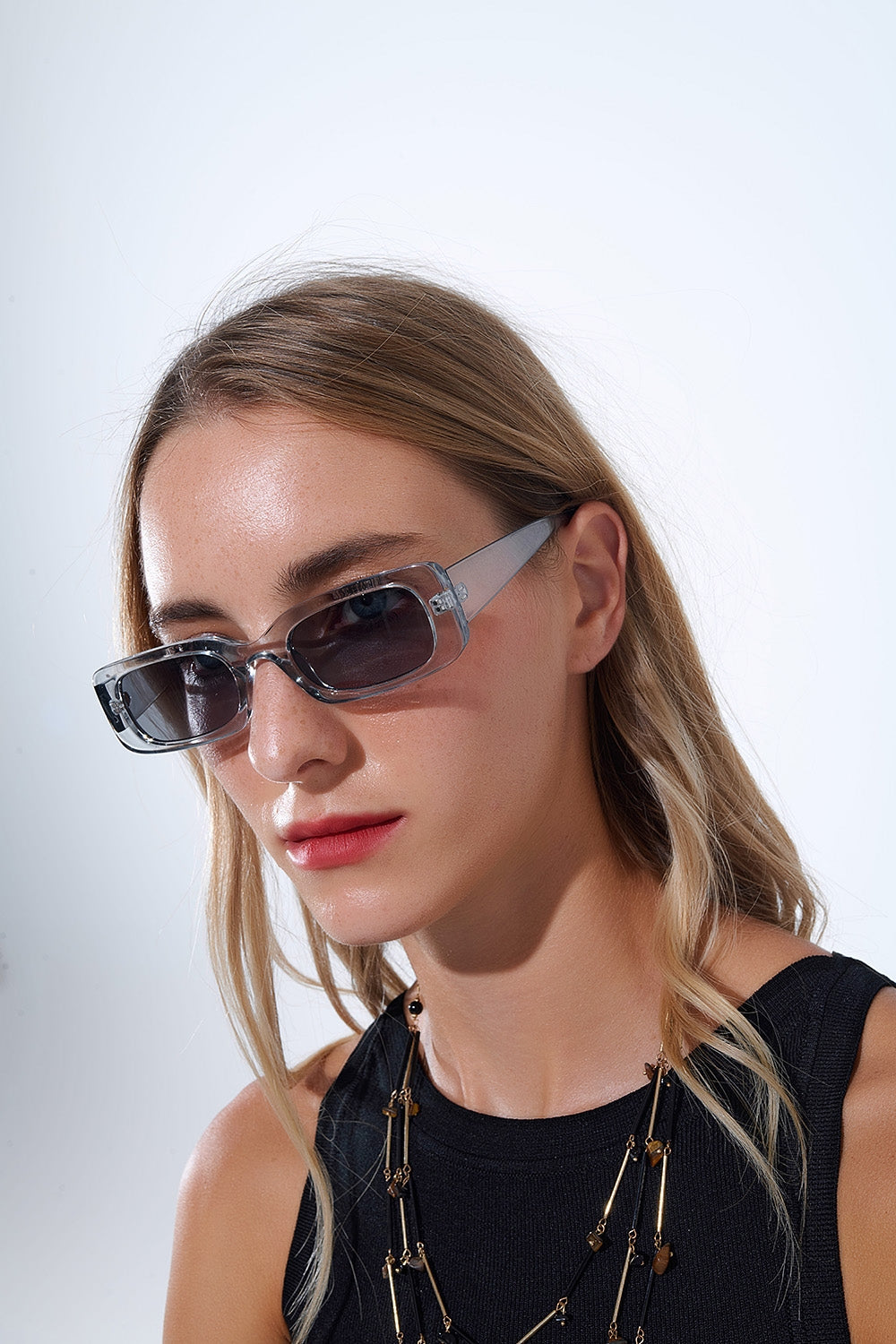 Lunettes de soleil rectangulaires grises transparentes avec verres fumés foncés