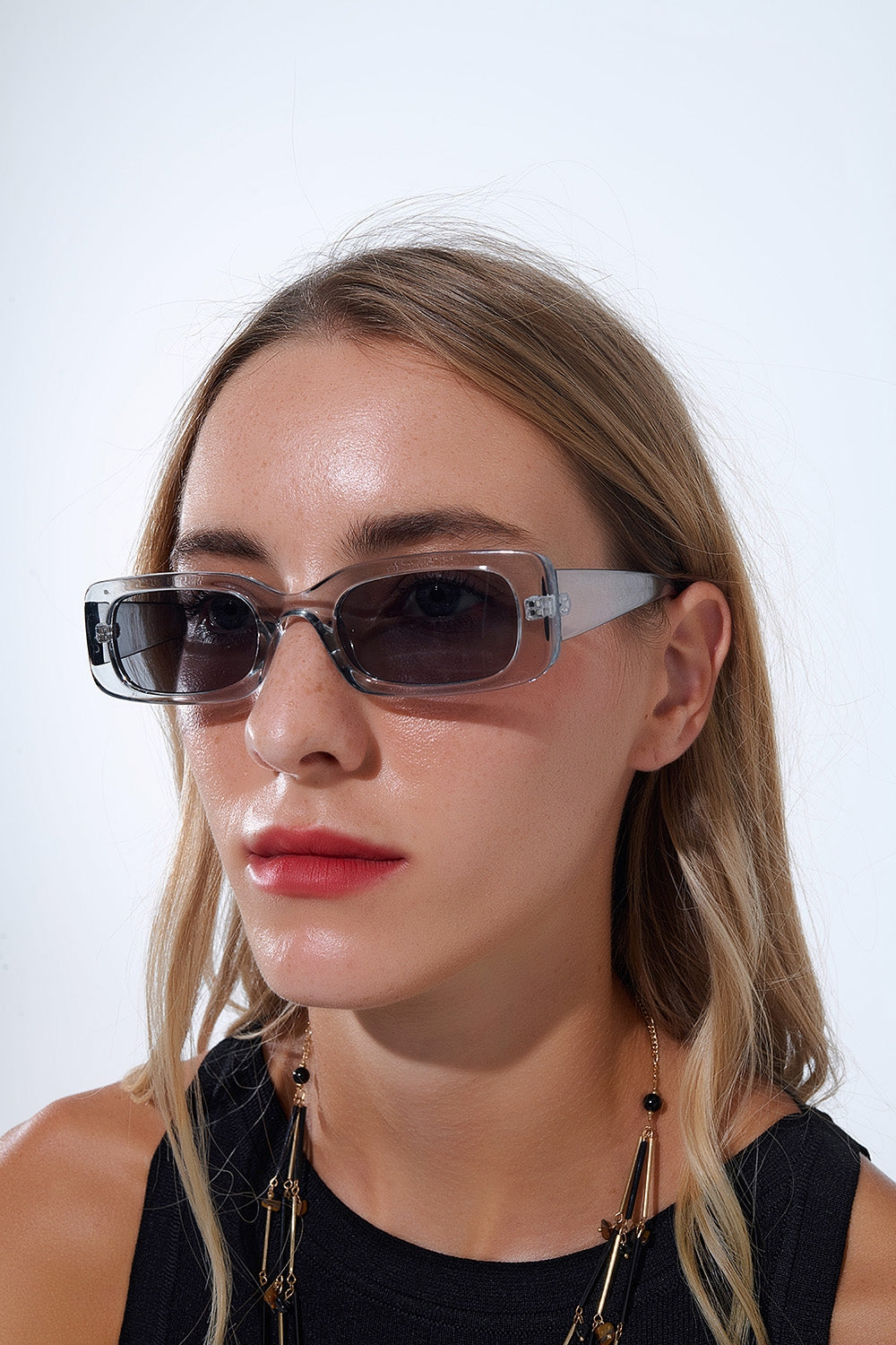 Lunettes de soleil rectangulaires grises transparentes avec verres fumés foncés