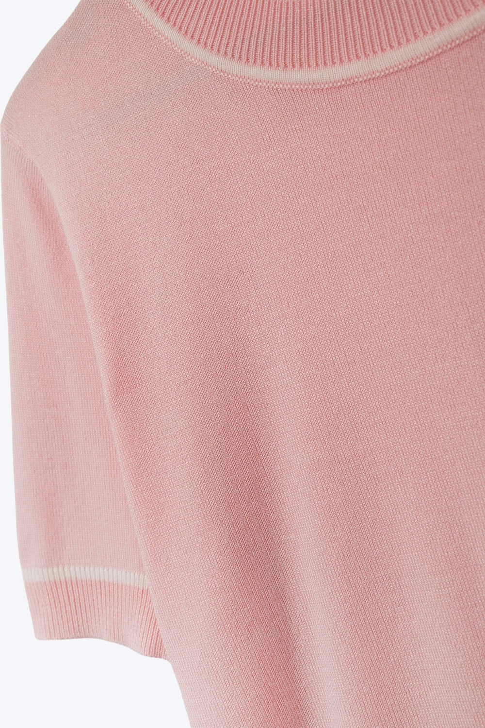 Top à manches courtes en tricot rose pâle avec bordures contrastées blanches