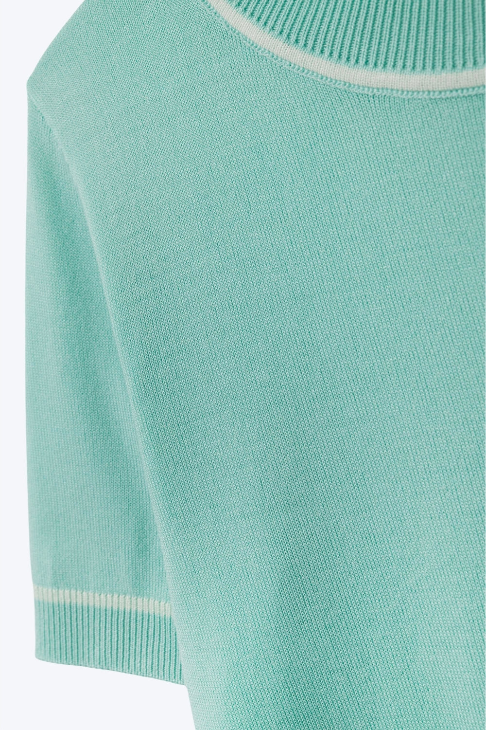 Top à manches courtes en tricot vert menthe avec bordures contrastées blanches