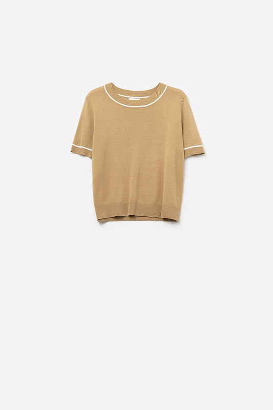 Top à manches courtes en tricot camel avec bordures contrastées blanches