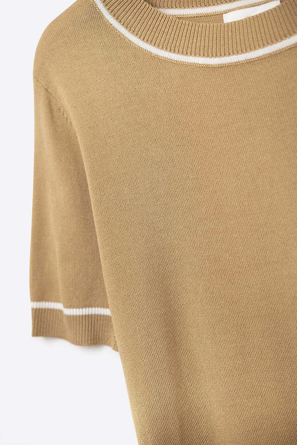 Top à manches courtes en tricot camel avec bordures contrastées blanches
