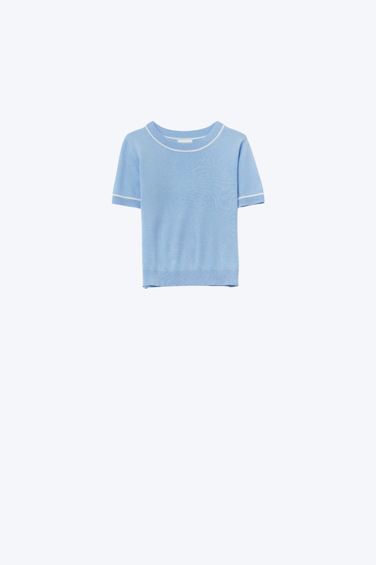 Baby Blue Short Sleeve Knit Top with Contrast Trims (Top en tricot à manches courtes avec bordures contrastées)