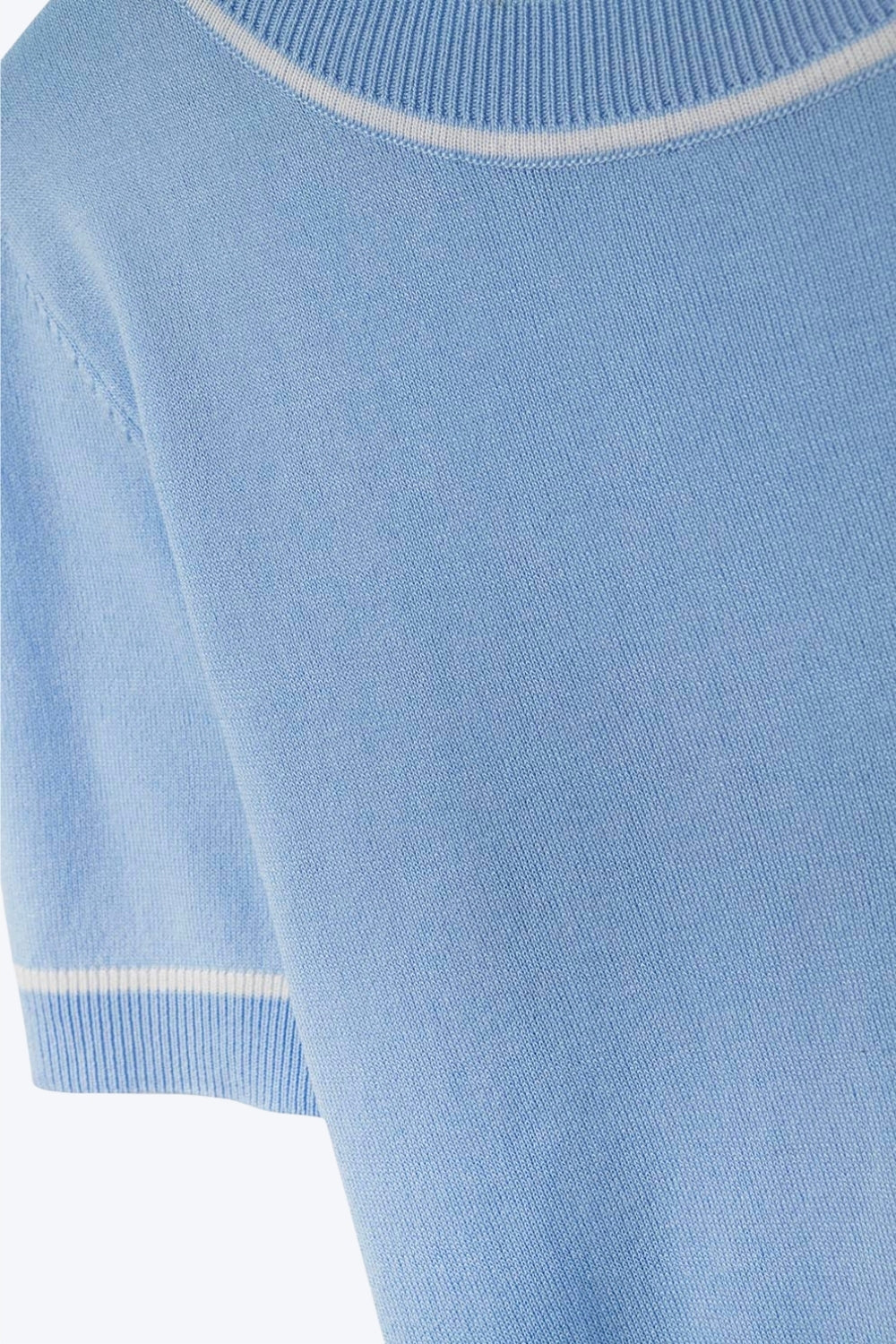 Baby Blue Short Sleeve Knit Top with Contrast Trims (Top en tricot à manches courtes avec bordures contrastées)