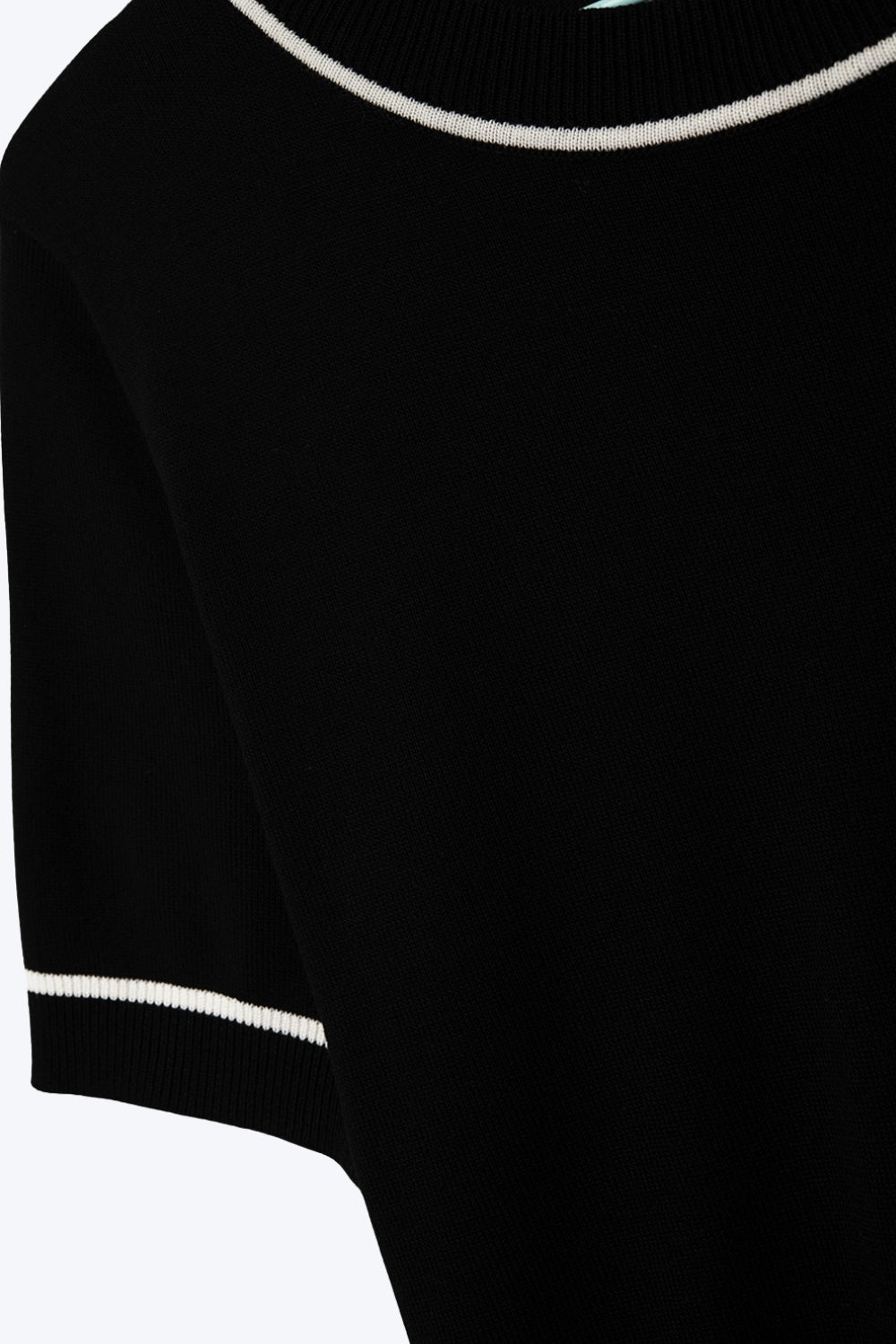 Top noir à manches courtes en tricot avec bordures contrastées