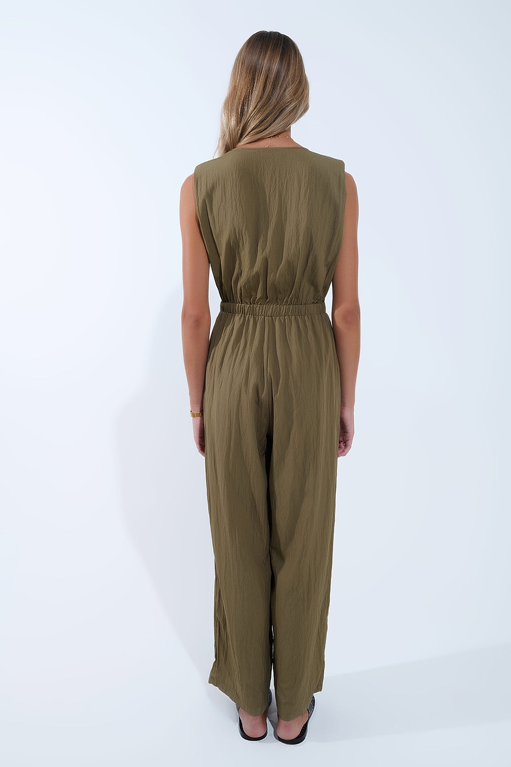 Combinaison drapée olive en tissu froissé
